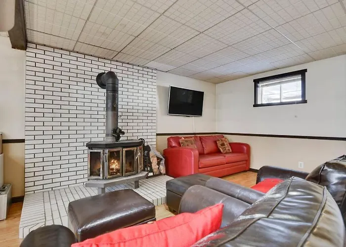 Cozy Home With Hot Tub Near Airport